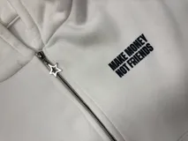 Hoodie de color blanco con capucha, corte holgado y estampado gráfico en la espalda con la frase 'MAKE MONEY NOT FRIENDS' en color negro.