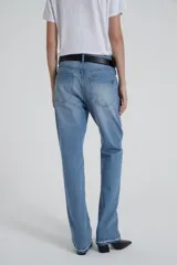 Pantalón de jean celeste, de corte recto y tiro alto.