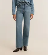 Pantalón de jeans azul de corte recto, con cintura alta y trabillas.