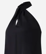 Blusa negra sin mangas confeccionada en chiffon, con cuello halter y abertura en forma de gota en el escote.