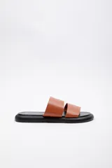 Sandalias de símil cuero color suela, con doble tira ancha en el empeine, suela negra plana y plataforma baja.