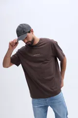 Remera oversize Brooksfield de color marrón, con diseño de manga corta, cuello redondo y estampa minimalista en el frente.