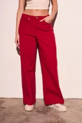 Pantalón de jean rojo, de corte ancho y tiro medio.