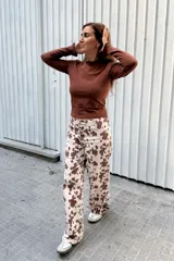 Remera de manga larga color marrón, con cuello y puños con terminación de volados.