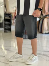 Bermuda de jean de corte baggy y tiro medio, con diseño clásico de cinco bolsillos y lavado claro.