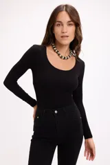 Body de manga larga en color negro, confeccionado en tejido de algodón elastizado con textura acanalada. Presenta un escote redondo amplio y un diseño ajustado al cuerpo.