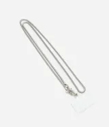 Correa para celular tipo cordón de metal plateado con eslabones tipo serpiente. Incluye mosquetones de seguridad y soporte plástico transparente para adaptar al dispositivo.
