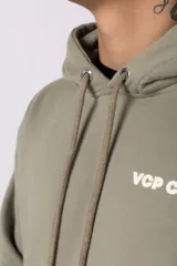 Buzo canguro de friza en color azul grisáceo, con capucha, cordones ajustables, bolsillo frontal tipo canguro y estampado pequeño en el pecho con el texto VCP CNPT.