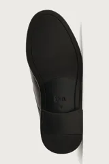 Zapato de cordones tipo blucher color marrón oscuro, confeccionado en piel con horma redonda y suela con ligero tacón.