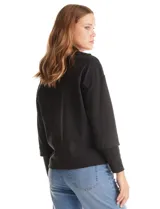 Buzo de punto suave marca Cyrus, color blanco, con cuello solapa y escote en V. Presenta diseño de hombros caídos, mangas 3/4 con puños largos de tejido rib al tono y corte holgado con tajos laterales en el ruedo.