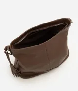Cartera hobo grande de cuero marrón, marca Satinato, con correa ajustable y detalle de tassel lateral.
