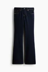 Jean de denim elástico azul oscuro, de tiro bajo, tiro ajustado desde la cintura hasta el muslo y corte acampanado desde la rodilla hacia el bajo. Cuenta con bolsillos delanteros y traseros, cierre frontal con botón y costuras en contraste de color naranja.