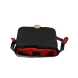Cartera tipo bandolera de cuero sintético negro, con solapa frontal y cierre magnético decorado con un broche metálico dorado en forma de labios. Posee una correa larga regulable con interior en color rojo.