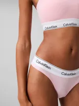 Bombacha tipo colaless de tiro medio, confeccionada en una mezcla suave de algodón y modal. Presenta la icónica cinturilla elástica distintiva de la marca Calvin Klein.