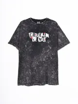 Remera oversize de efecto acid wash en color negro, con cuello redondo, mangas cortas y estampa frontal con la inscripción "Cruella de Vil".