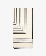 Fular cuadrado de lana con estampado geométrico de líneas negras sobre fondo color crema.