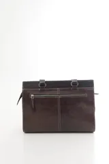 Cartera de cuero marrón de tamaño medio con diseño estructurado, que combina cuero liso y un panel frontal texturizado tipo cocodrilo con bolsillo exterior con cierre. Cuenta con doble asa de hombro y costuras visibles de contraste.