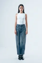 Jeans de tiro alto y corte recto, confeccionados en denim azul clásico con diseño de cinco bolsillos y cierre frontal con botón y cremallera.
