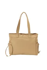 Cartera tipo shopper de poliuretano color beige, con dos bolsillos frontales con solapa, tirantes largos para el hombro y cordones ajustables en los laterales.