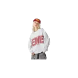 Remera de manga larga blanca con cuello redondo, de corte holgado. Presenta un gran estampado frontal con la palabra "EME" en tonos bordó dentro de un rectángulo, y líneas decorativas en las mangas.