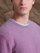 Sweater de punto color camel, con cuello redondo y mangas largas con puños acanalados.