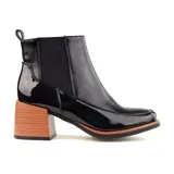 Bota corta negra charolada con elásticos laterales, punta cuadrada y taco geométrico de madera.