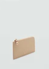 Porta documentos de efecto saffiano color beige, con múltiples ranuras para tarjetas, cierre de cremallera y logo en relieve.