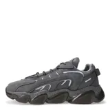 Championes urbanos de estilo chunky en color gris, con diseño de paneles superpuestos, detalles reflectantes y suela de goma robusta con relieve.