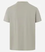Remera de algodón con cuello redondo, mangas cortas y corte regular. Presenta un diseño con franjas horizontales en tonos contrastantes en la parte superior del pecho.