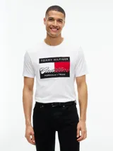 Remera blanca de manga corta y cuello redondo, confeccionada en puro algodón. Cuenta con un diseño de corte regular y un gráfico frontal que combina el logotipo de Tommy Hilfiger y el equipo Cadillac Formula 1.