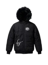 Campera puffer blanca con capucha desmontable con borde de piel sintética gris, cierre frontal, bolsillos con cierre y detalles estampados en el pecho.