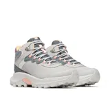 Bota de senderismo Merrell modelo Speed Strike 2, de diseño deportivo y dinámico. Confeccionada con una combinación de cuero de plena flor y ante impermeable en tonos gris claro y gris oscuro, con detalles en rosa suave. Cuenta con suela de goma adherente, entresuela de espuma EVA para mayor estabilidad y herrajes metálicos.
