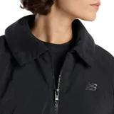Campera bomber New Balance de color negro, con cuello clásico, cierre frontal de cremallera y bolsillos laterales. Presenta un diseño de corte holgado con puños y ruedo elásticos.