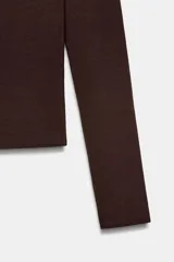 Camiseta de manga larga con cuello barco y bajo recto, confeccionada en tejido de punto liso.