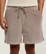 Bermuda runner de terciopelo color gris topo, con cintura elástica, cordón ajustable y bolsillos laterales.