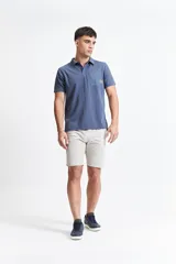 Bermuda de gabardina color beige, con diseño de cinco bolsillos, cintura con elástico y cordón ajustable.