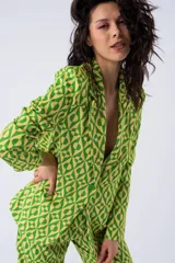 Blazer verde con estampado geométrico, solapas clásicas, bolsillos frontales con solapa y cierre de un botón.