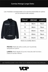 Camisa de manga larga color blanco roto, confeccionada en una mezcla de lino y viscosa, con cuello mao y corte relajado.