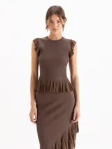 Top marrón de punto plisado con escote redondo, sin mangas y detalles de volados en sisas y en el ruedo con acabado peplum.