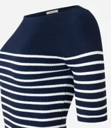 Blusa de punto con textura acanalada, diseño de rayas horizontales en azul marino y blanco, escote barco y manga corta.