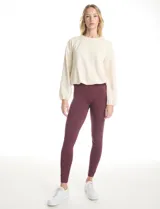Legging de tiro alto confeccionada en algodón elástico con cintura ancha modeladora. Presenta un calce ajustado y tejido opaco de tacto natural.