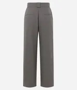 Pantalón sastrero de corte recto con estampado pied de poule, trabillas largas, pliegues delanteros sutiles y bolsillos traseros funcionales.