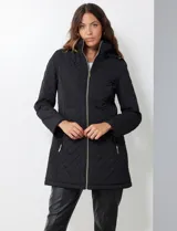 Campera capitoneada de corte largo con diseño de costuras multidireccionales, combinando un patrón de rombos en el cuerpo con capitoneado lineal en laterales y hombros. Cuenta con cierre frontal completo, cuello alto reforzado, capucha desmontable ajustable con cordones y bolsillos laterales con cierre invisible.