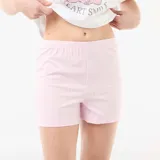Pijama de dos piezas confeccionado en algodón, compuesto por una remera blanca de manga corta con estampado de Stitch y la frase 'You Make My Heart Smile', y un short rosado con finas rayas verticales blancas.