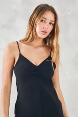 Vestido midi negro de viscosa con breteles finos y escote en V con frunce.