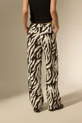 Pantalon de corte recto y tiro alto con estampado animal print tipo cebra en blanco y negro.