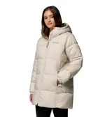 Chaqueta acolchada tipo puffer de largo medio con capucha, cierre frontal de doble dirección y bolsillos laterales con cremallera. Cuenta con aislamiento térmico y acabado hidrofóbico.
