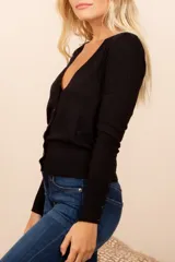 Saco negro liso con botones, de corte clásico y mangas largas.