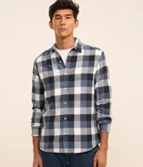 Camisa de franela para hombre, modelo comfort, con estampado de cuadros en tonos azules, blancos y negros, cuello camisero, manga larga y cierre frontal de botones.