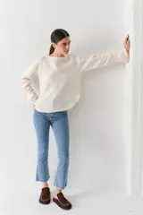 Jean de corte cropped y tiro medio, con diseño de pierna recta y terminación deshilachada en el ruedo. Presenta un lavado azul clásico con costuras a tono.